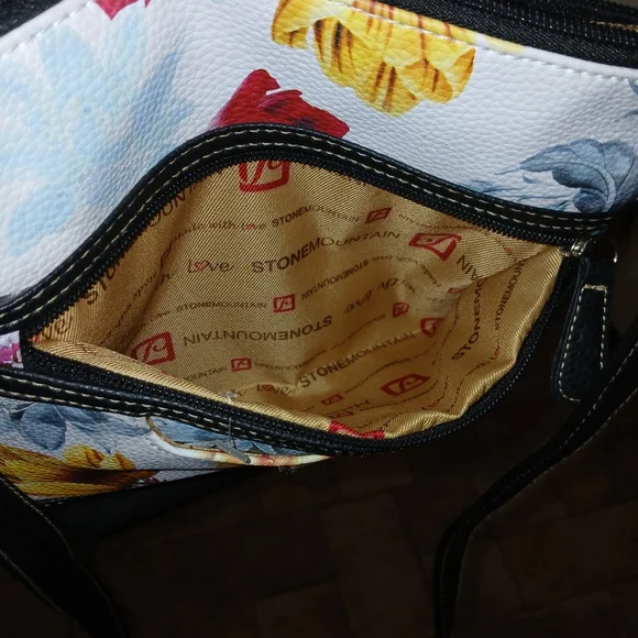 NWOT, Stone mountain, black and white hobo purse. - Picture 6 of 7